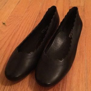 Black scalloped rimmed flats